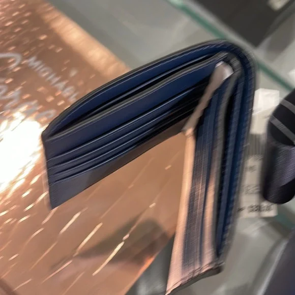 Michael Kors Cooper Billfold Wallet
Navy
NWT - Picture 4 of 16